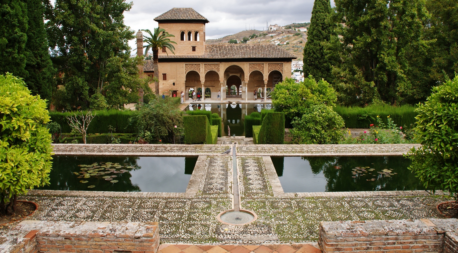 Alquilar equipos audiovisuales para actividades turísticas y de ocio en Granada